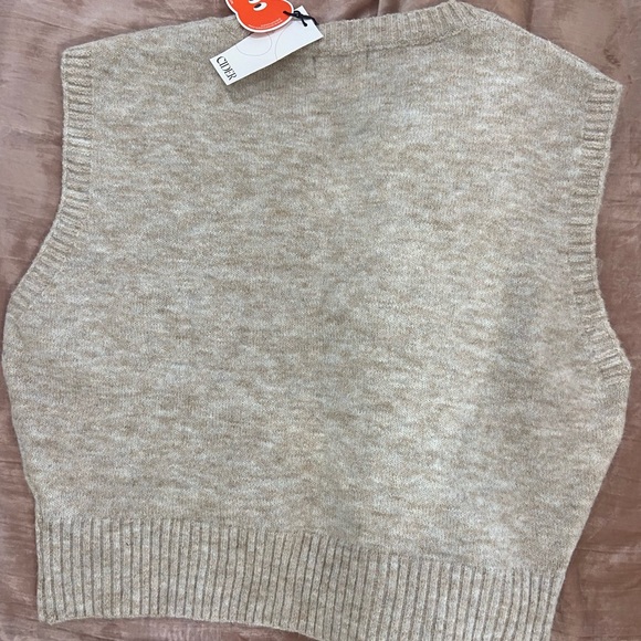 Cider Sleeveless Sweater with Pear Design - Picture 7 of 8